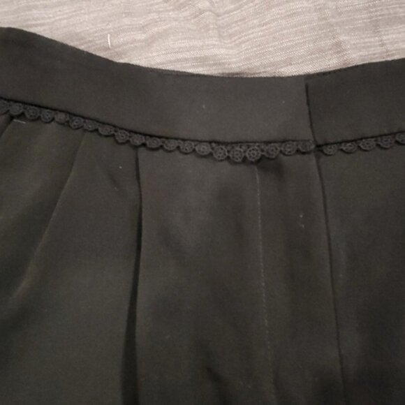 Ann Taylor Black Shorts Embroidered Detailing 4" Inseam Pleated Front Women Sz 4 - Picture 9 of 9